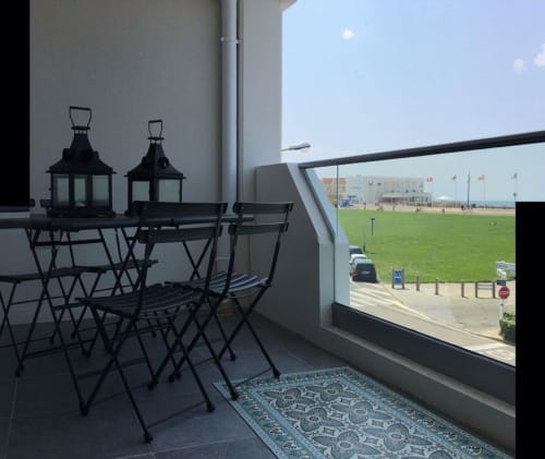 Espace de détente sur balcon à Côte Et Dune à Biscarrosse Plage avec vue sur l'océan, prairie verte et équipements de plage
