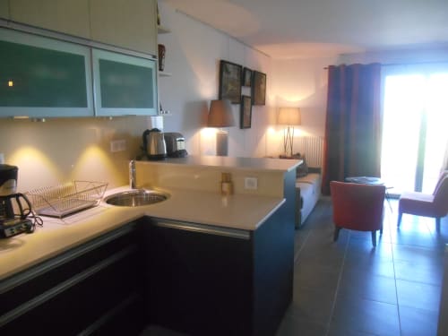 Cuisine et séjour de l'appartement Côte et Dune, équipés avec vue sur mer à Biscarrosse Plage