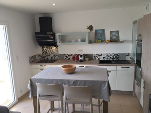 Cuisine moderne avec coin repas dans l'appartement Côte Et Dune, Biscarrosse Plage, avec meubles blancs et motifs
