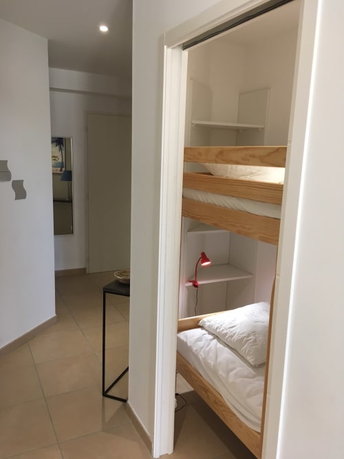 Studio moderne à Côte Et Dune, Biscarrosse Plage avec lits superposés en bois, murs blancs et couloir d'entrée