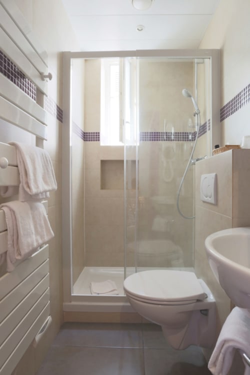 Bagno moderno con doccia walk-in, toilet e scaldarifiuti riscaldato all'Hôtel De La Fontaine a Nizza