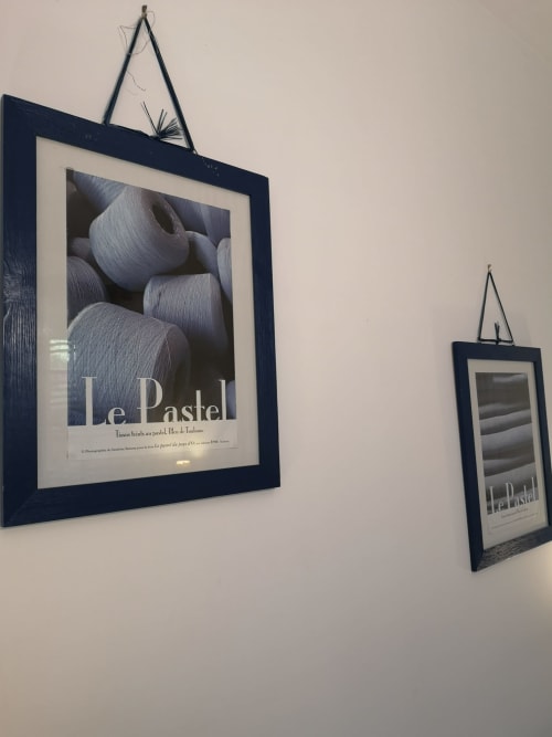 Deux cadres d'estampes textiles « Le Pastel » accrochés au mur blanc de la chambre bleue de la maison d'hôtes L'affable aux Cammazes