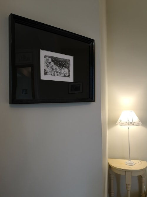 Tableau noir encadré au-dessus d'une lampadaire blanche dans une chambre de la chambre d'hôtes L'affable, Les Cammazes