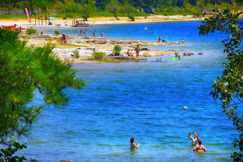 Plage pittoresque du lac de Saint Férrol situé à quelques kilométres de la maison d'hôtes Les Cammazes.