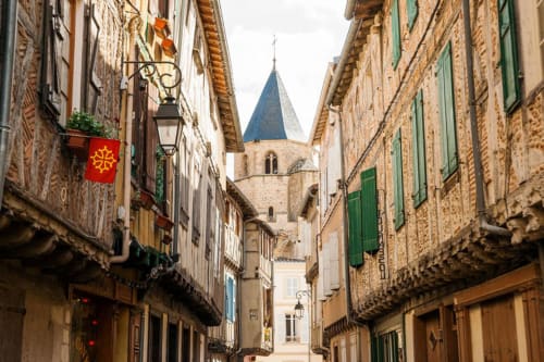 Rue médiévale à Soréze situé à quelques kilolmétres des Cammazes