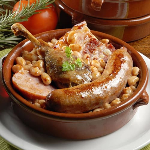 Cassoulet traditionnel avec saucisse et haricots servi en cocotte, L'affable Les Cammazes