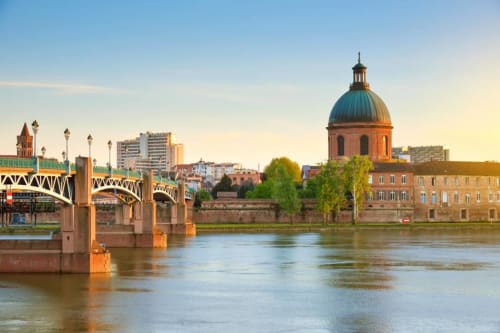 Vue de Toulouse au bord de la Garonne, pont Saint-Pierre et basilique dômée, secteur Les Cammazes