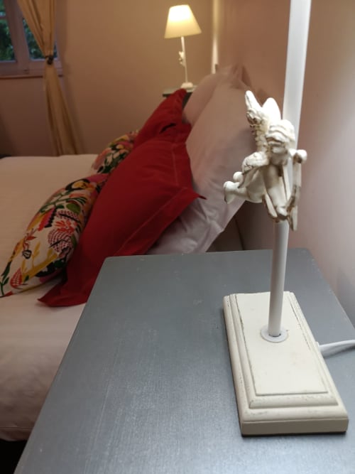 Lampe de chevet et statuette d'ange blanc dans la Chambre Double Rouge à L'affable B&B, Les Cammazes