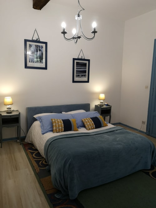 Chambre Double Bleue de L'affable B&B aux Cammazes : lit queen-size, lustre et œuvres d'art encadrées