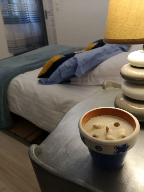 Chambre à L'affable aux Cammazes avec bols décorés, lampe et literie bleue