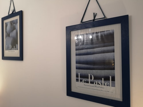 Deux affiches encadrées du Pastel sur un mur beige à L'affable B&B aux Cammazes, France