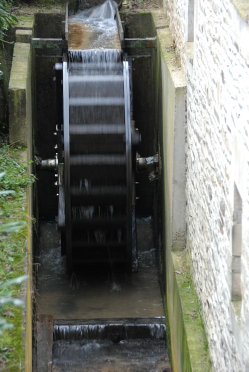 Roue hydraulique historique au Moulin d'Ajon, une charmante maison d'hôtes dans un moulin français à Maisoncelles sur Ajon