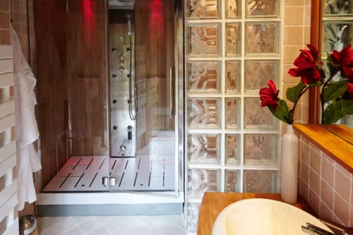 Douche moderne avec vitrage et jets de spa dans la Chambre de la Roue au Moulin d'Ajon B&B, Maisoncelles sur Ajon, France
