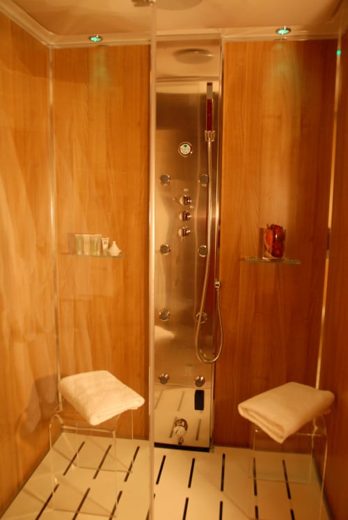 Luxueuse douche vapeur aux finitions bois et jets multiples à l'hôtel-boutique Le Moulin d'Ajon, Maisoncelles sur Ajon