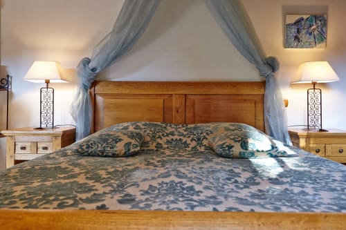 Lit à baldaquin élégant avec parure de lit damassé bleu au Moulin d'Ajon, Maisoncelles-sur-Ajon, France
