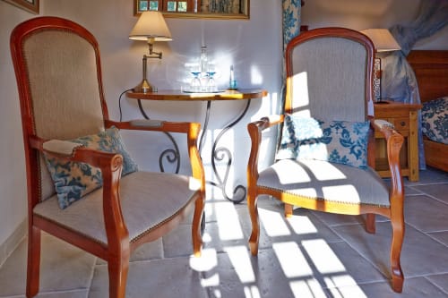 Élégant coin salon avec deux fauteuils capitonnés et table d'appoint à Le Moulin d'Ajon, chambre du Meunier, Maisoncelles