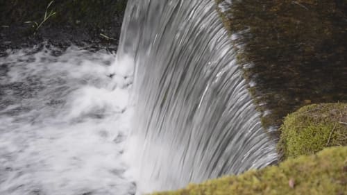 Cascade pittoresque au Moulin d'Ajon, charmant gîte à Maisoncelles sur Ajon, France