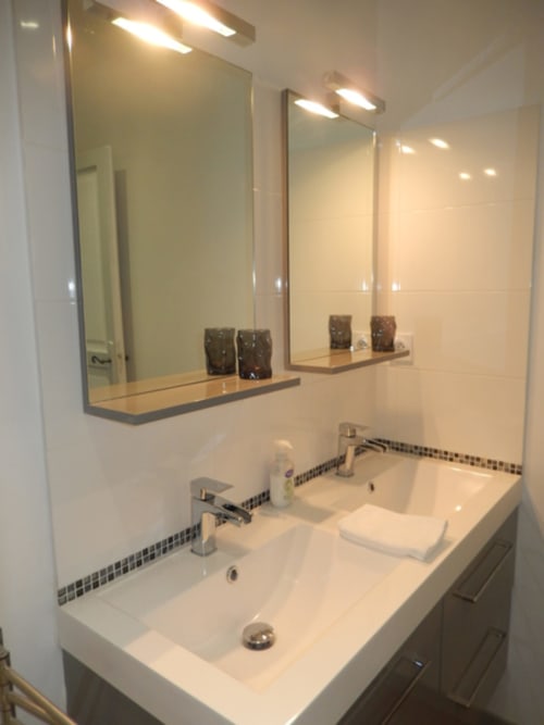 Salle de bain moderne avec vasques doubles, miroirs et bougies décoratives au Domaine De Puyrousse, Villetoureix