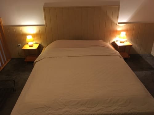 Chambre 3 Duplex à La Ferme Du Grand Air, Fiennes : chambre moderne avec literie blanche, tête de lit en bois et lampes de chevet