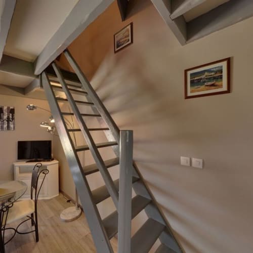 Escalier moderne du loft de la gîte Le Gîte à La Ferme Du Grand Air, Fiennes, avec espace détente et TV en bas