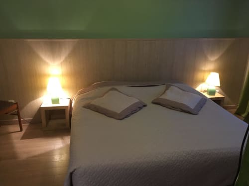 Chambre douillette à La Ferme Du Grand Air avec literie blanche, deux oreillers, lampes de chevet et mobilier en bois.