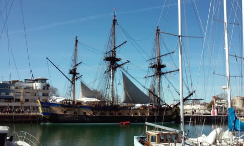Voilier historique amarré à L'escale Marine B&B dans le port de La Rochelle avec mâts et gréements traditionnels