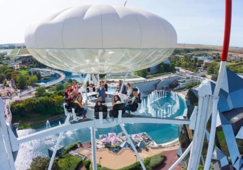 Restaurant en ballon air chaud L'escale Marine surplombant les bassins et le littoral de La Rochelle, France