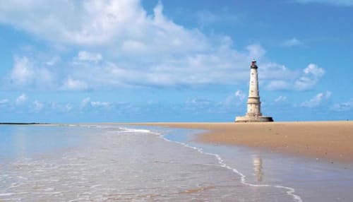 Phare historique sur la plage de sable près du gîte L'escale Marine à La Rochelle, France