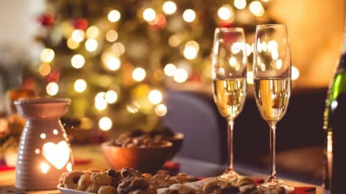 Élégantes flûtes de champagne et amuse-bouches sous les lumières festives à l'Hôtel Au Bon Coin, Biarritz