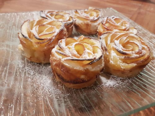 Chaussons aux pommes dorées saupoudrés de sucre glace au Domaine De Puyrousse, Villetoureix
