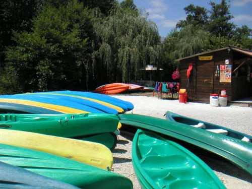 Kayaks et canoës colorés alignés au Domaine de Puyrousse, gîte français à Villetoureix avec location