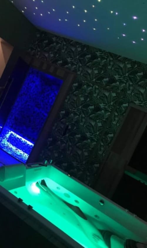 Piscine intérieure illuminée avec lueur verte à La Cour d'Hortense, Sailly-Flibeaucourt, plafond étoilé et teintes bleues