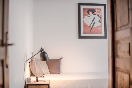 Chambre Jane Avril au gîte Le Pignié à Lescure-d'Albigeois : affiche vintage, lit confortable et lampe de lecture