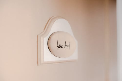 Interrupteur électrique étiqueté « Jane Avril » dans une chambre du gîte Le Pignié à Lescure-d'Albigeois, France