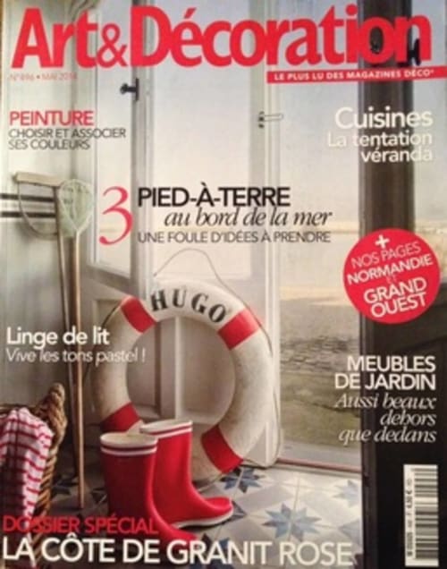 Titelseite des Magazins Art & Decoration mit Küsten-Nautik-Dekoration, rot-weiß gestreiftem Rettungsring und Eimer
