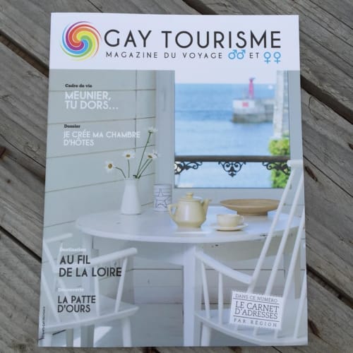 Titelblatt des Magazins Gay Tourisme mit einem Küstenschlafzimmer des Hotels Les Filles du Bord de Mer