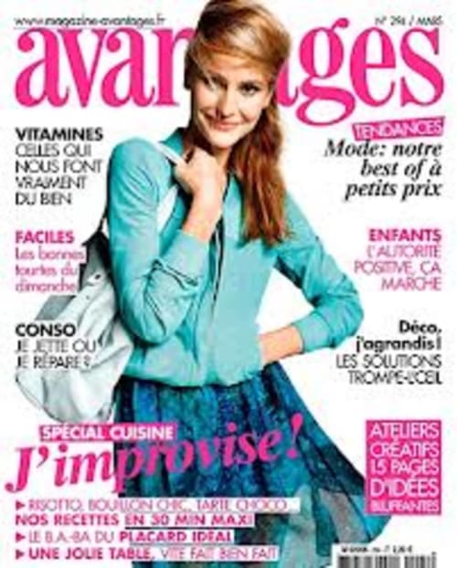 Titelseite der Zeitschrift Avantages mit einer Frau im türkisfarbenen Blazer und blauem Rock mit Styling-Tipps