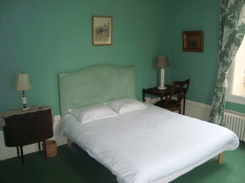 Chambre Verte du Chalet Du Bel Event : murs turquoise, literie blanche et décoration vintage à La Chapelle-sur-Dun