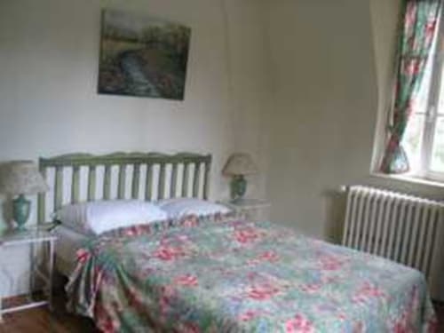 La Chambre Tulipe au Chalet Du Bel Event à La Chapelle-sur-Dun, avec lit à parure florale, vue sur jardin et style époque