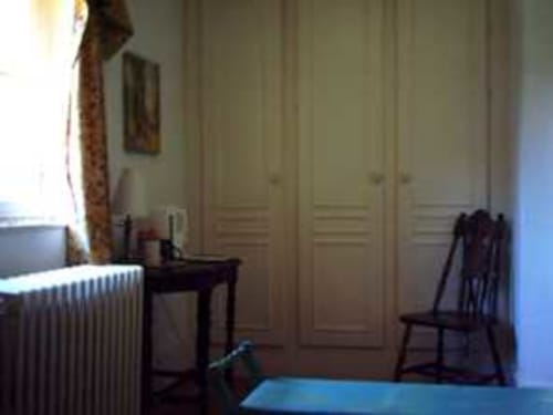 Chambre Tournesol du Chalet Du Bel Event à La Chapelle-sur-Dun, avec bureau, armoire et vue sur le jardin