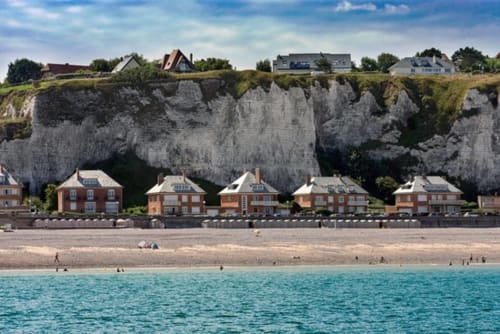 Chalet Du Bel Event beachfront B&B in La Chapelle-sur-Dun with white cliffs and turquoise waters