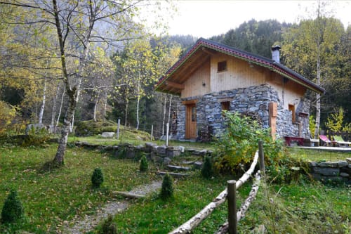 Le Petit Chalet à l'Auberge Nemoz au Haut-Bréda : chalet en pierre avec vue montagne et cadre forestier