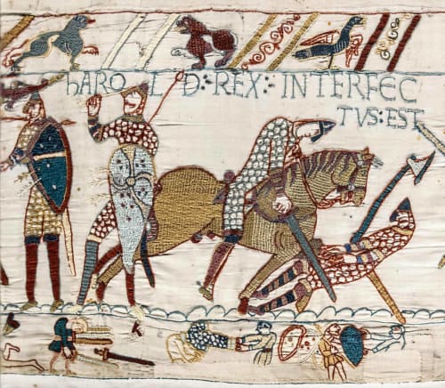 Scène de tapisserie médiévale avec chevaux et personnages, inspirée de l'héritage de la Tapisserie de Bayeux près de Port-en-Bessin