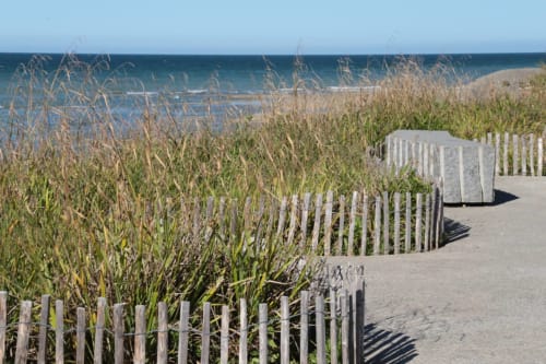 Clôture en bois avec oyats dominant l'océan aux Filles du Bord de Mer, Port-en-Bessin