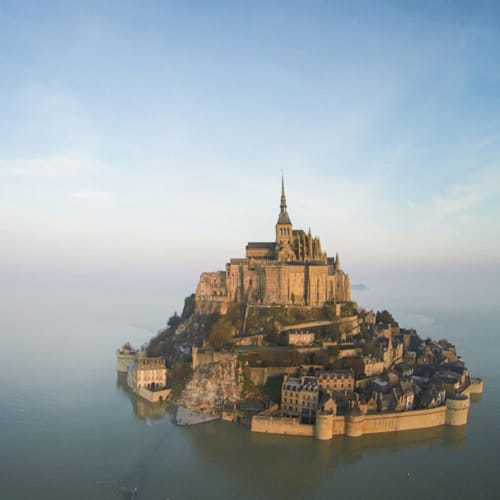 Monastère de Mont-Saint-Michel, île de marée en Normandie, France près de Port-en-Bessin