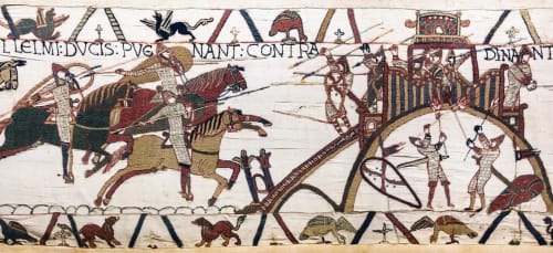 Tapisserie de Bayeux illustrant la conquête normande, exposée au gîte Le Moulin d'Ajon à Maisoncelles sur Ajon, France
