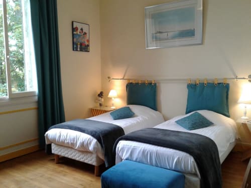 Iris room with twin bed