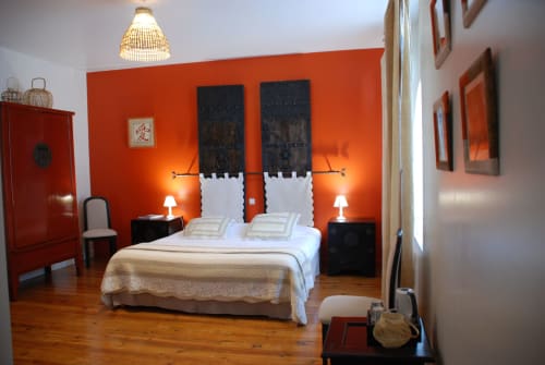 Santal room, on the ground floor, in the old stables