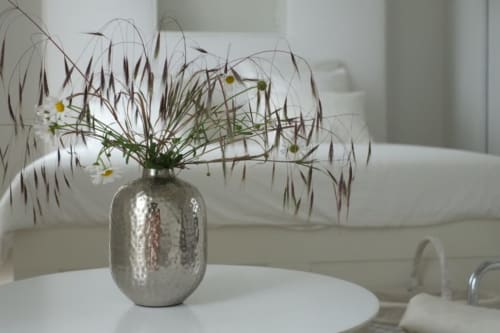 Fleurs sauvages délicates dans un vase argenté au Château de Baylac, chambre Perce Neige avec vue sur les montagnes