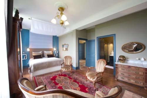 Suite Lapis Lazuli du Château de Baylac aux accents bleus, mobilier élégant, miroir ouvragé et vue sur les montagnes
